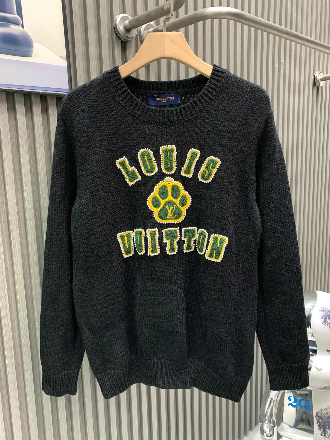🅿️420 🀄️ Louis Vuitton's 2025 autumn and winter new knitted pullover. It is equipped with heavy-duty high-end personalized LOGO embroidery technology. The logo is surrounded by a circle of pearls. It is handmade. Unique design and meticulous workmanship. Perfect high-end customization. Made of 60% wool blended wool. The ribs are 26/2 1*1 stretch ribs. The fabric is dyed in the same vat. It feels very comfortable. The version design is avant-garde and fashionable. It adopts double waistcoat method. Stylish upper body, three-dimensional upper body, exquisite stitching, fine workmanship, very textured, same style as Internet celebrity stars, collar label, hang tag, wash mark, exclusive packaging bag, complete with three labels